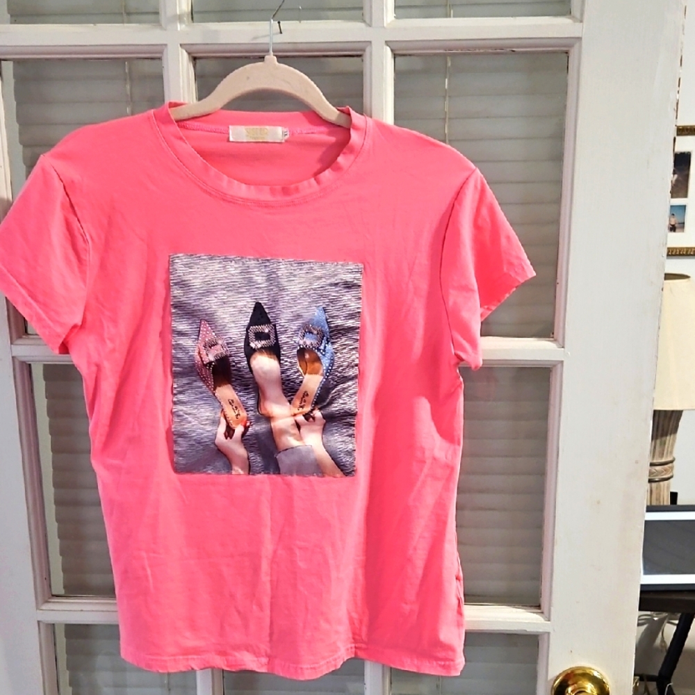 ❤️ Pink Graphic T-Shirt with Shoe Print. Sz XL
